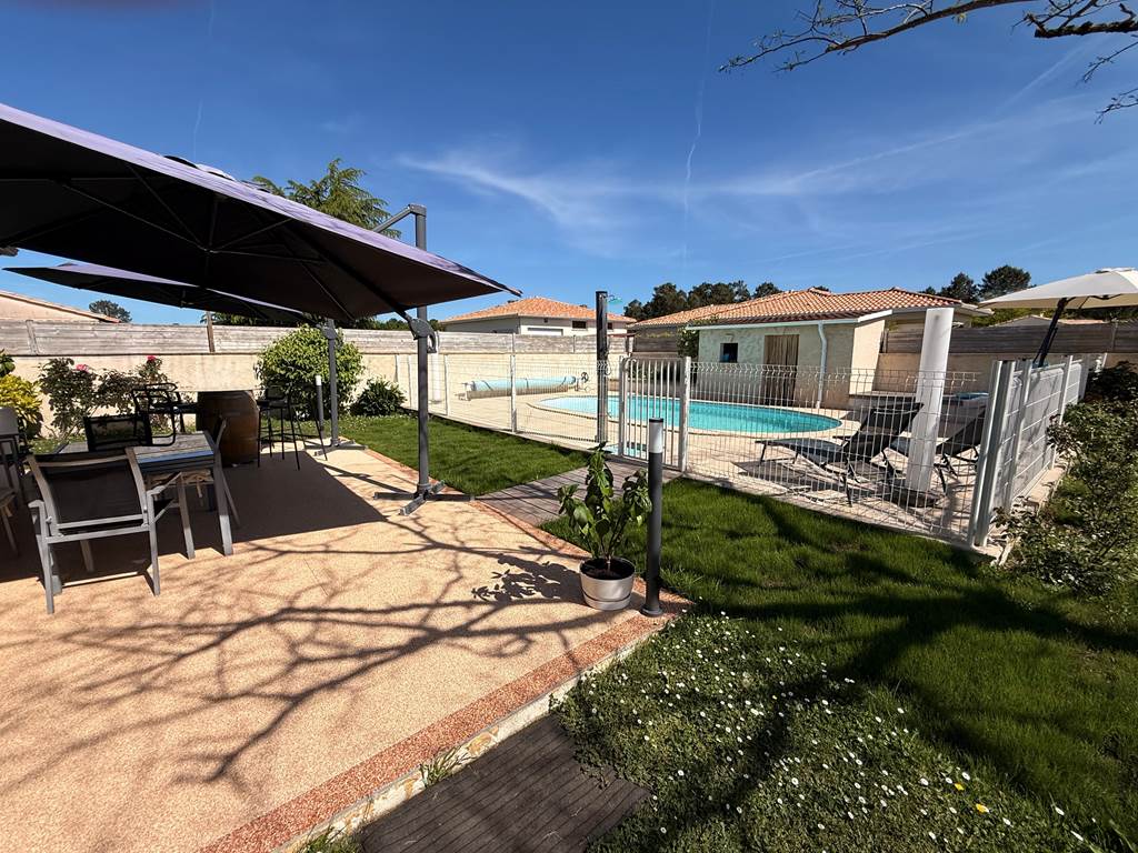 terrasse-ombragee-piscine-securisee-jardin-mas-des-anges-soussans-margaux-medoc-bordeaux-famille-detente-sejour