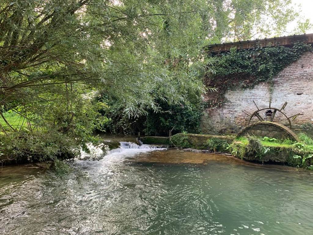 Vue emblématique du Moulin et sa cascade, un lieu unique pour un séjour en pleine nature dans le Pas-de-Calais.