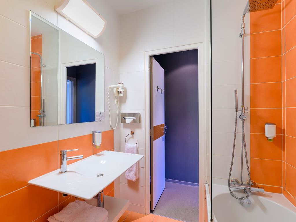 salle de bain hôtel la Marébaudière Vannes centre