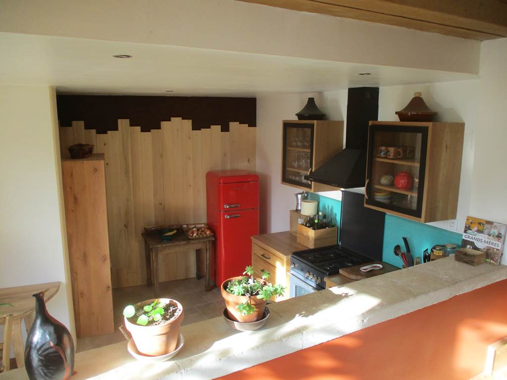 Cuisine depuis bar porte jardin vue armoire murale, frigo ++