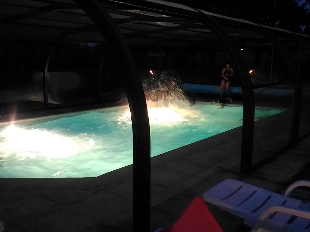 piscine-couverte-gite-la-chevalerie-by-night