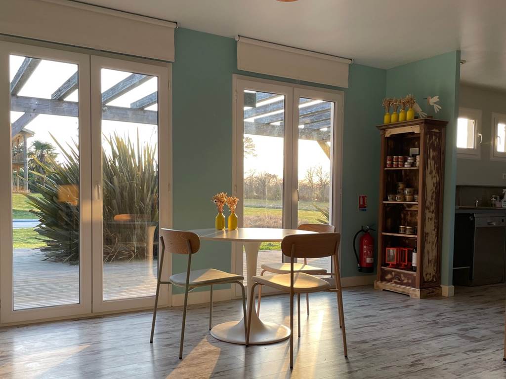 Coin-repas-La-Petite-Couronne-hotel