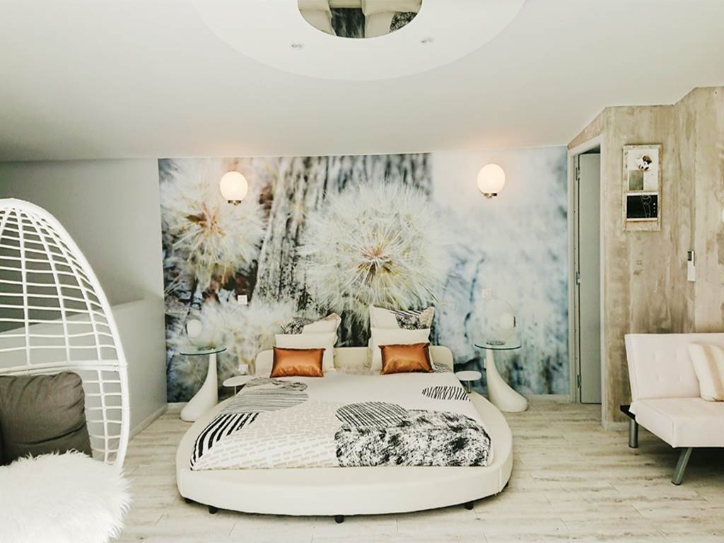 suite parentale avec lit rond miroir au plafond jacuzzi terrasse panoramique