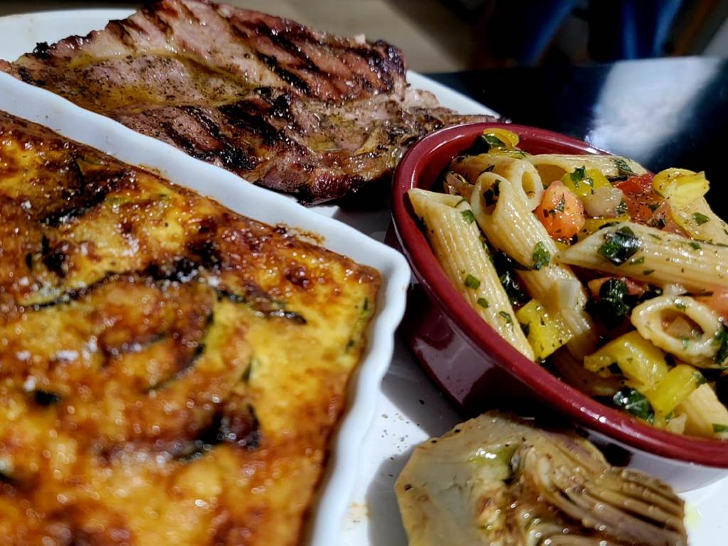 Gastronomie corse au Domaine Cardu : spécialités locales servies à la table d'hôtes.