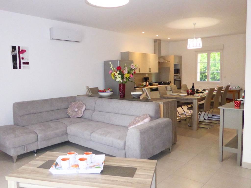 Cuisine Séjour du Gîte Artémisia fenêtre côté cours