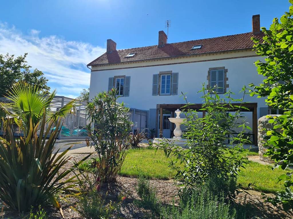 gite-le-lijaly-exterieur-maison-bournezeau-vendee-grande-capacite-famille-vacances.jpg