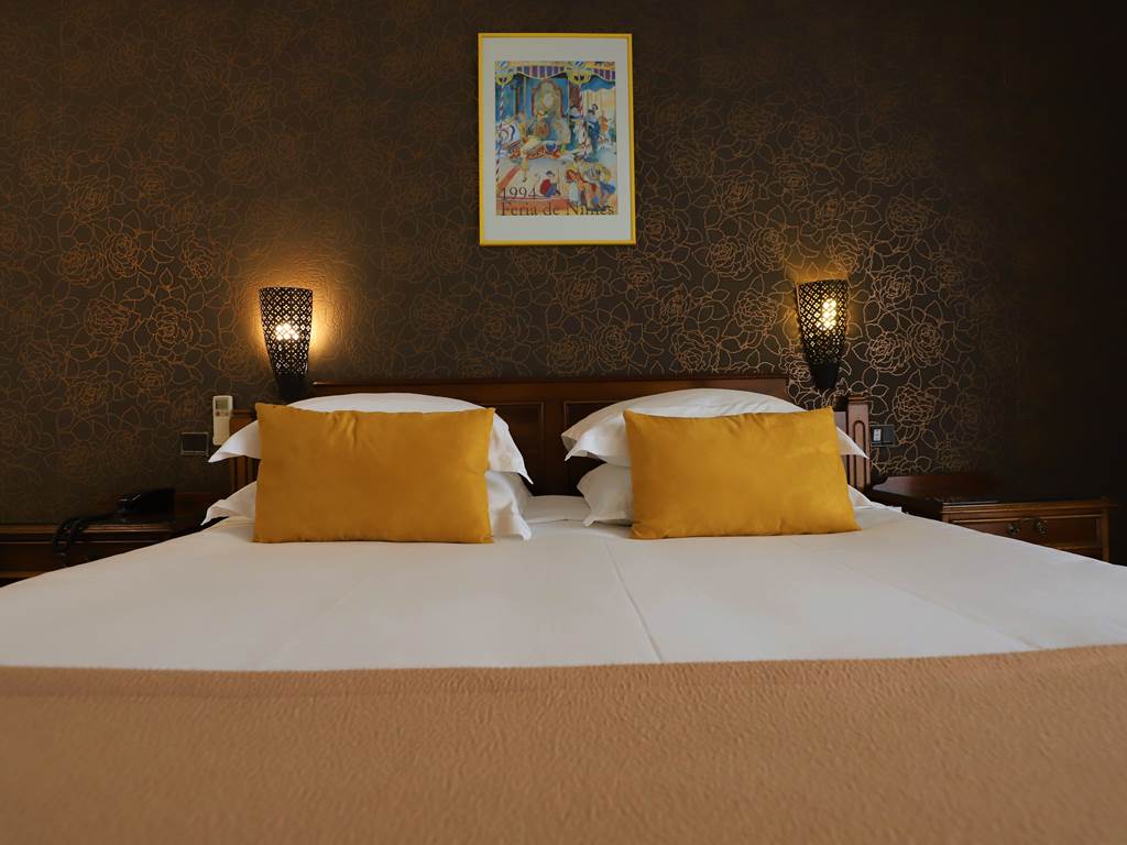 Hotel des Tuileries, Nîmes Centre, literie Epeda Club Royale confort 4*
