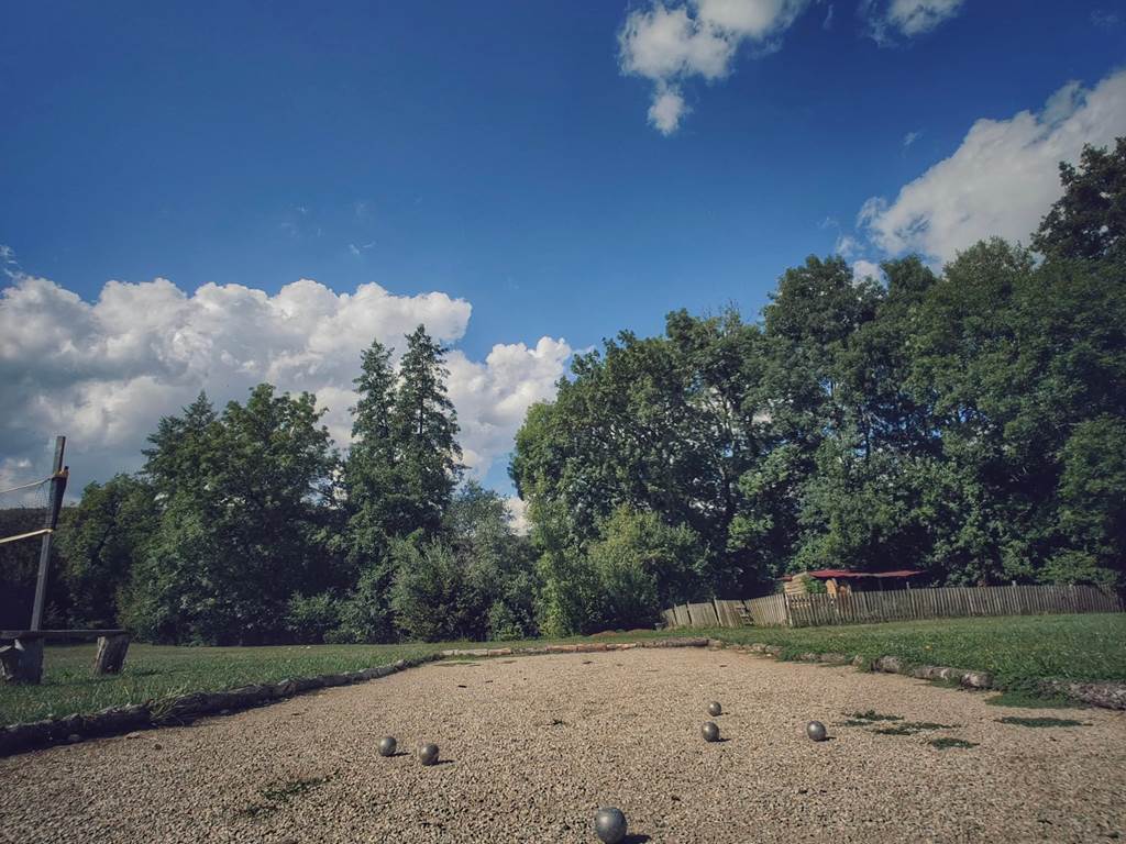 "Le Clos du Moulin", Village de Gîtes en Périgord : terrain de pétanque
