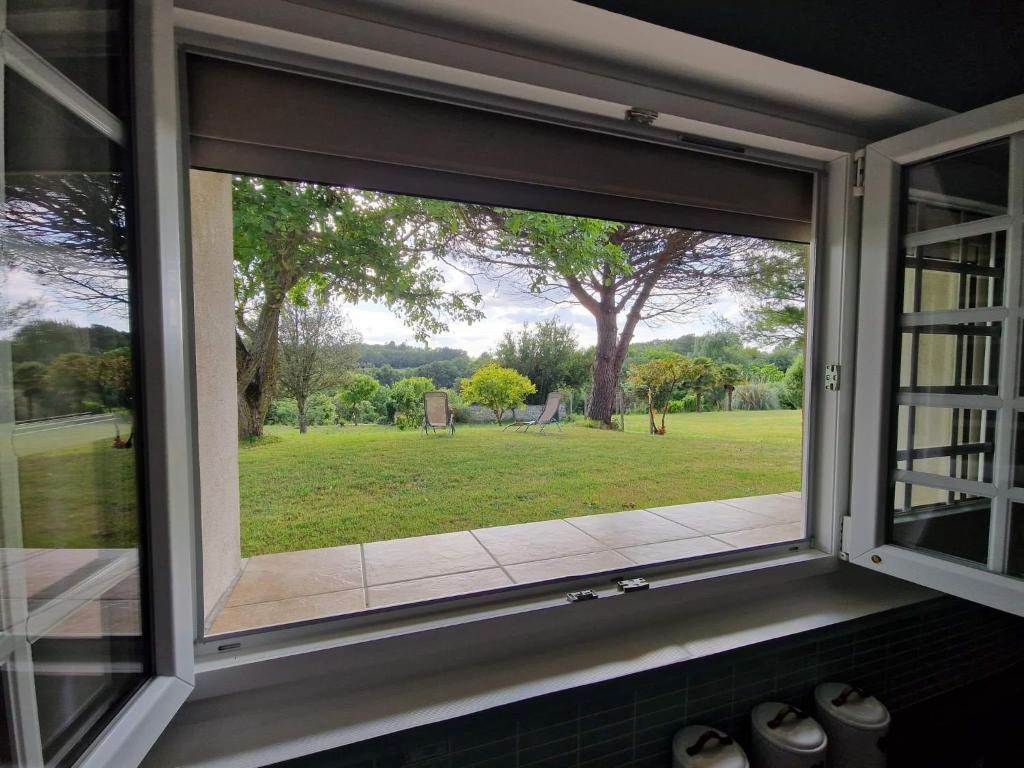 <img src="terrasse-hacienda-soubran.jpg"       alt="Terrasse avec mobilier extérieur pour se détendre à L’Hacienda de Soubran"       title="Terrasse extérieure de L’Hacienda de Soubran">