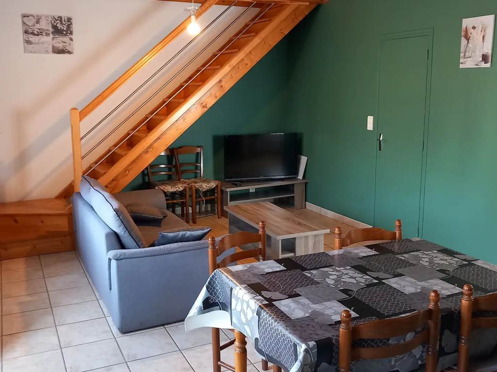 VUE DEPUIS LA CUISINE VERS LE SALON