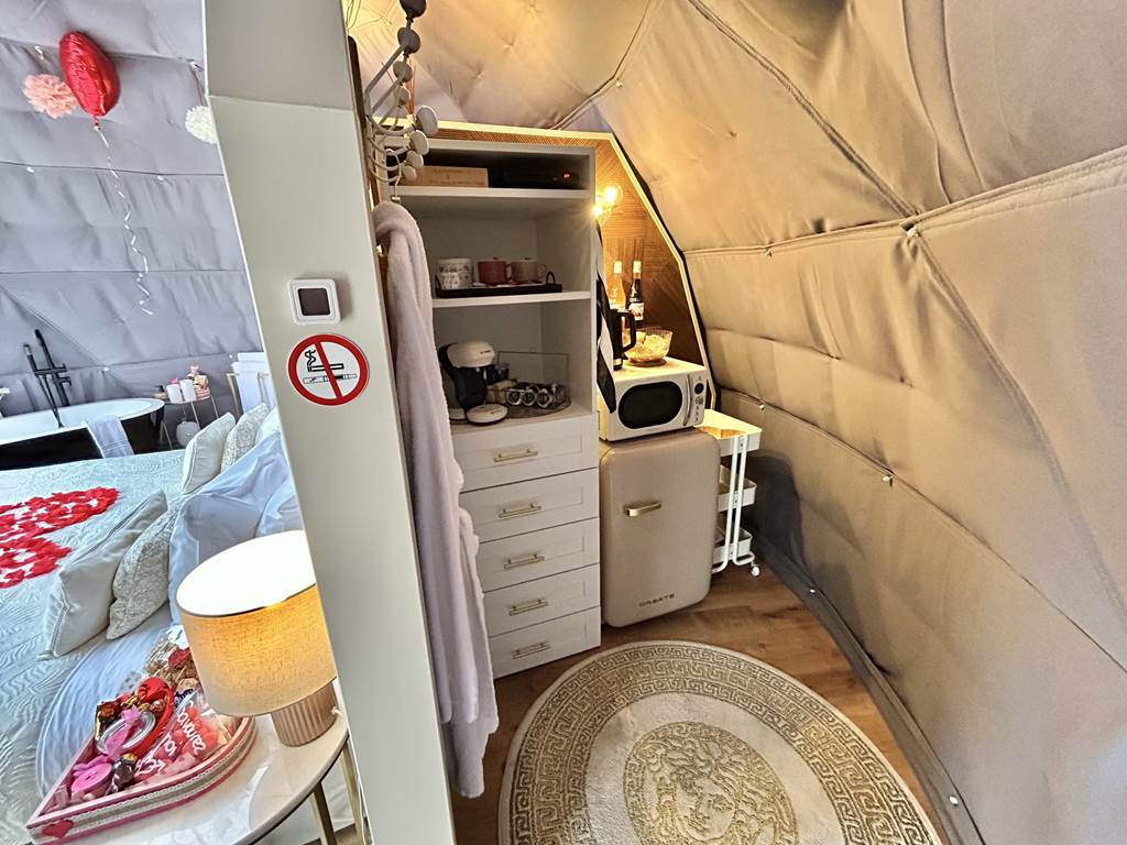 Coin cuisine avec frigidaire et micro ondes