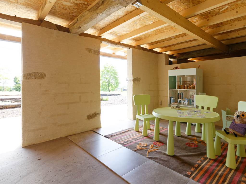 Salle de jeux enfant dans dépendances, rez de chaussée