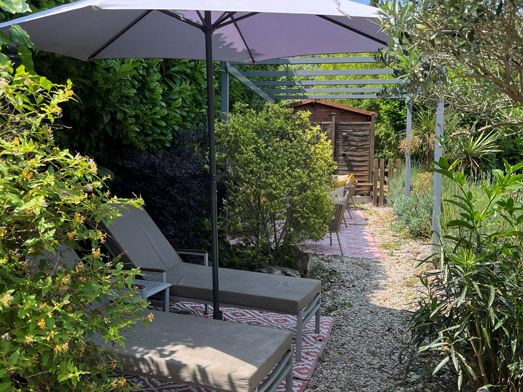 Détente dans le jardin vue piscine