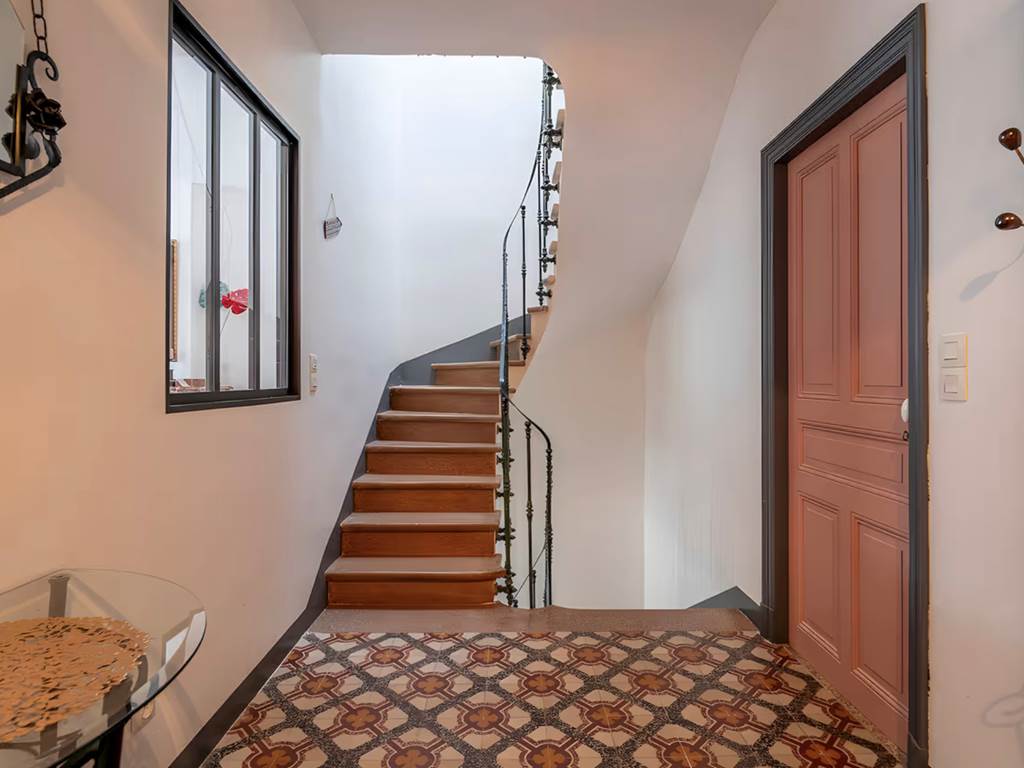 escalier-interieur-acces-chambres-gite-parcours-cathare
