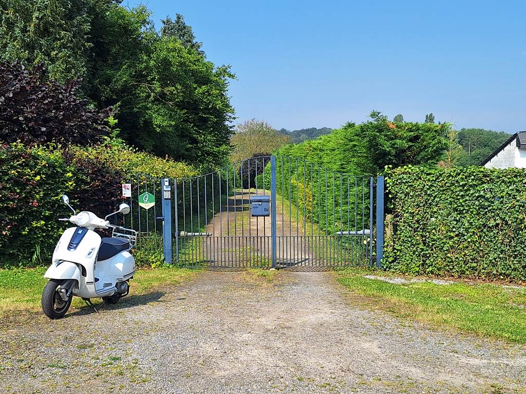 19-portail-entree-allee-evasion-calme-gite-lecureuil-namur-wepion.jpg