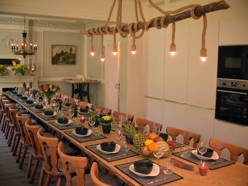 eiken-tafel-ecolodge-eetruimte-24-personen-2.jpg