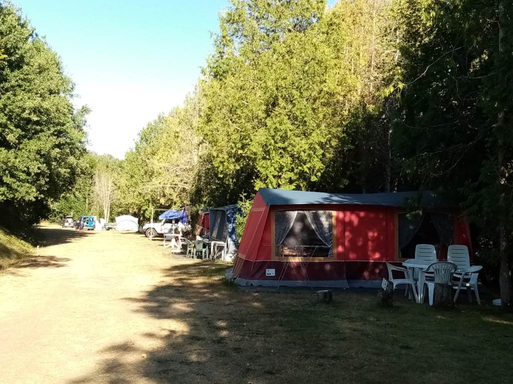 camping-la-perle-creuse-emplacements-nus
