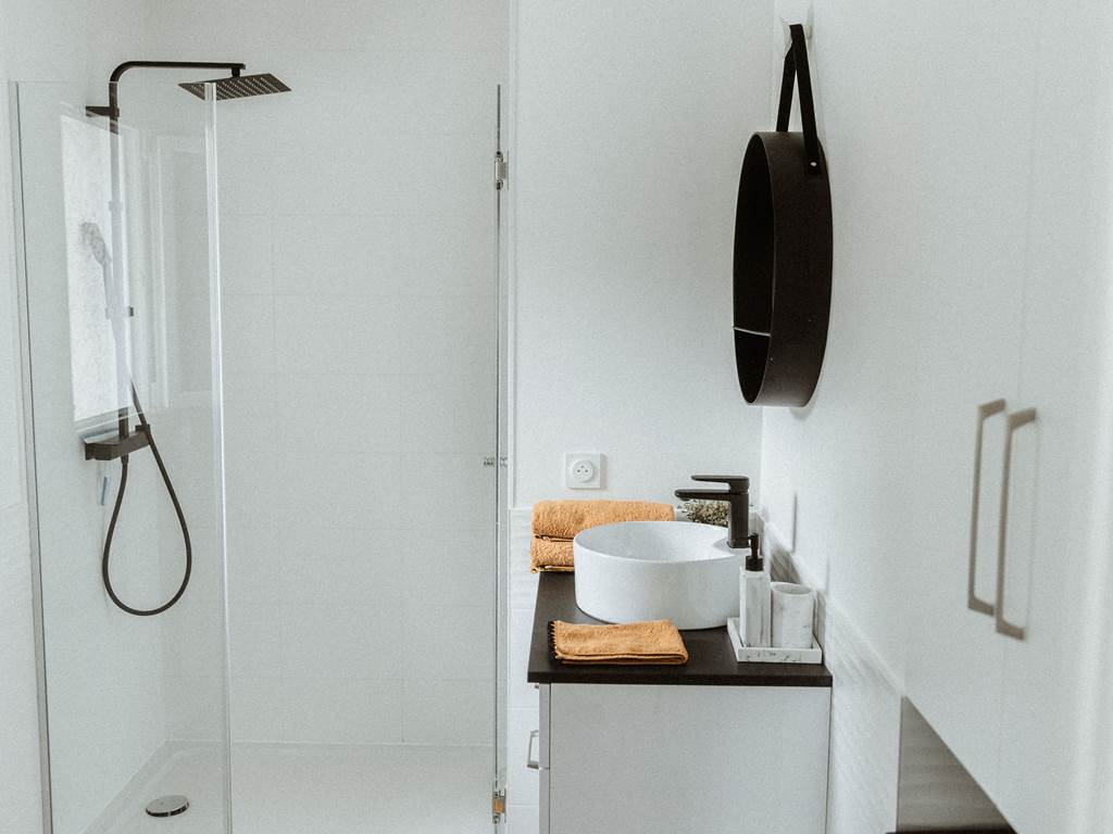 Grande salle de bain avec WC