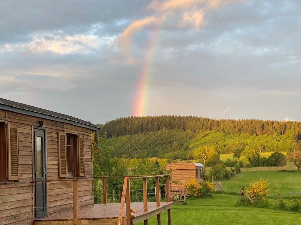 Les terres de la chouette et ses deux roulottes dans un paysage splendide