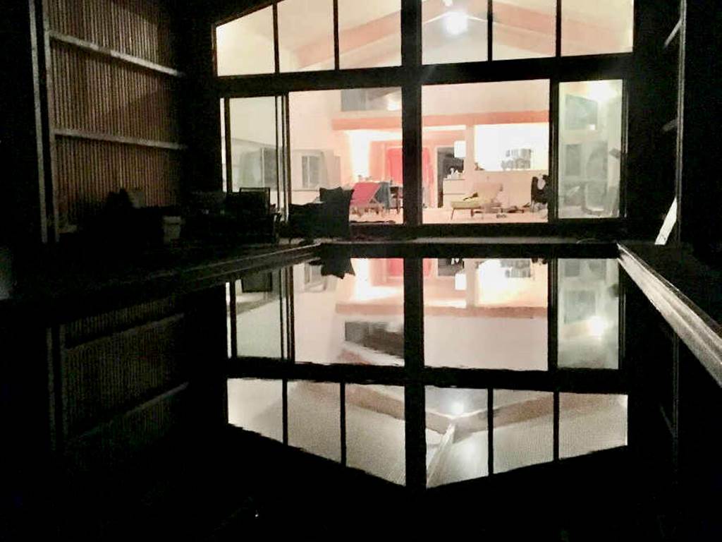 La terrasse  et le salon vue de nuit