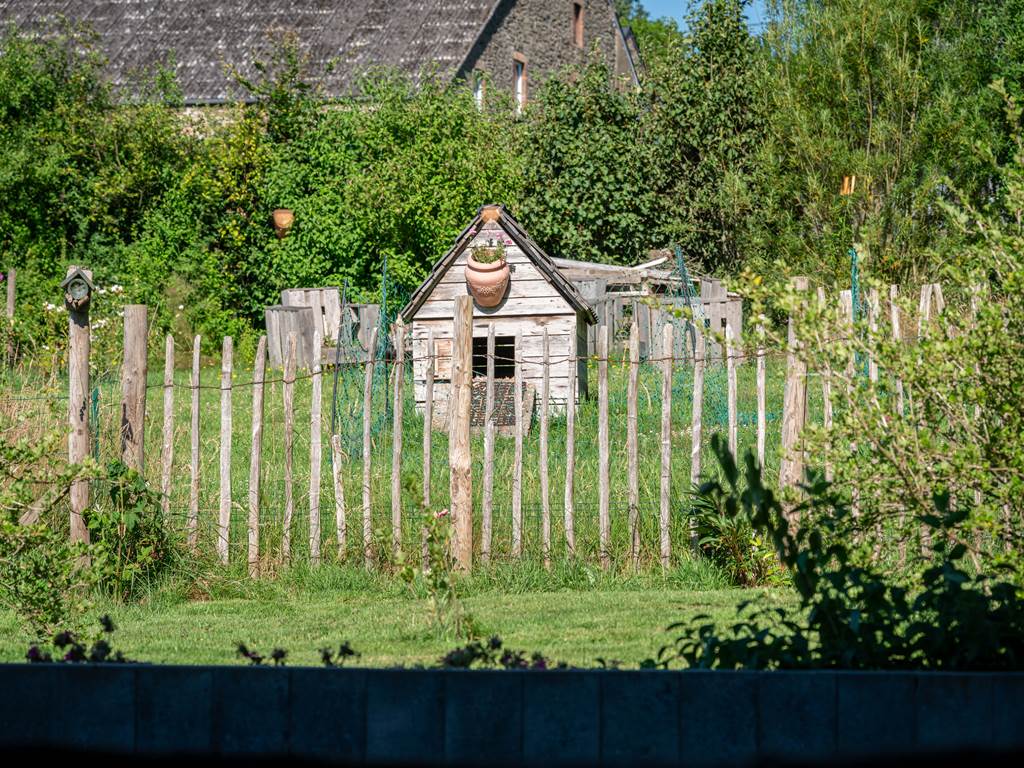 La maison des canards, dans le potager
