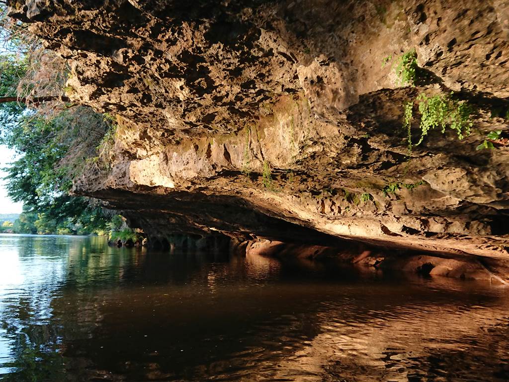 trésor caché de la Vézère, canoe family, canoe saint leon sur vezere