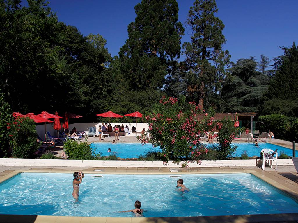 Piscine Charmecamping-chateau-le-haget-zuid-frankrijk-zwembad-restaurant-diervriendelijk-1