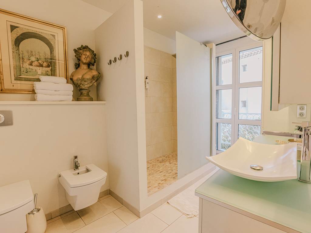 Salle de bain de la chambre parentale du gîte