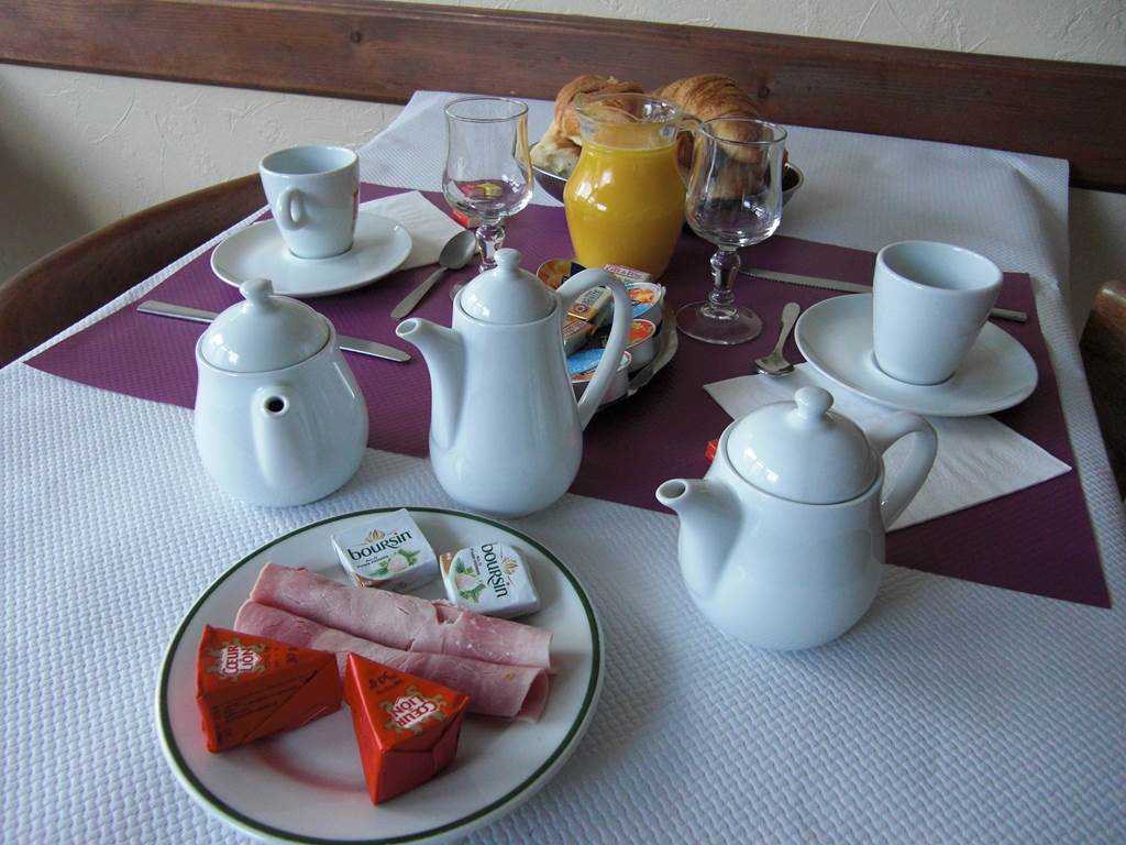 Petit déjeuner continentale, service en salle