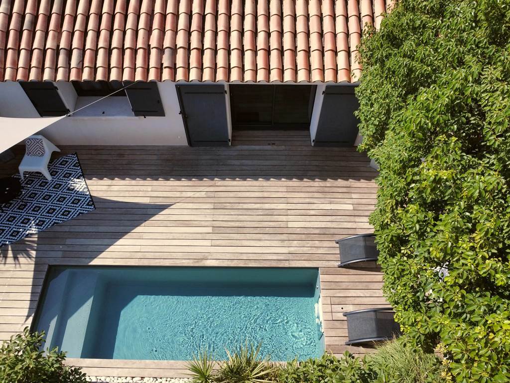 Vue panoramique sur la piscine et la terrasse aménagée