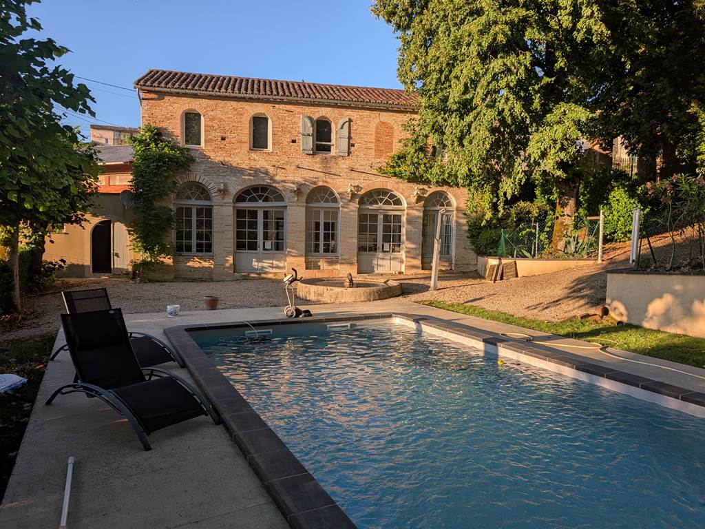 Piscine devant l'orangerais