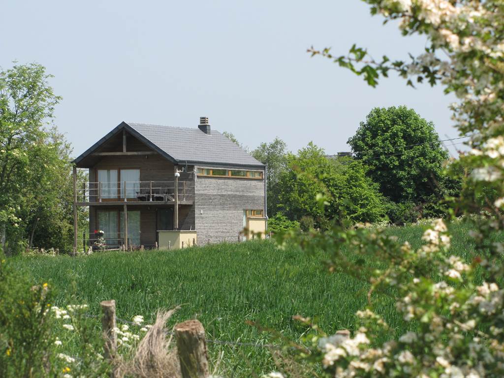 Maison arrière vue de loin du jardin
