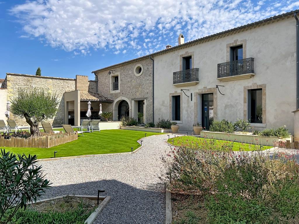 Jardin paysager devant La Vigneronne aux Gîtes de Monte Blanco à Montblanc dans l’Hérault