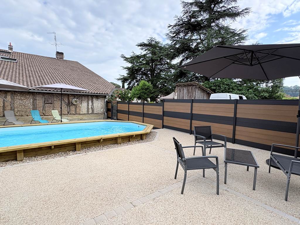Piscine - transats - salon jardin - parasol