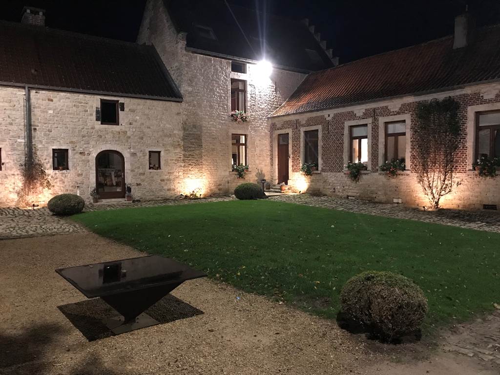 La cour de nuit