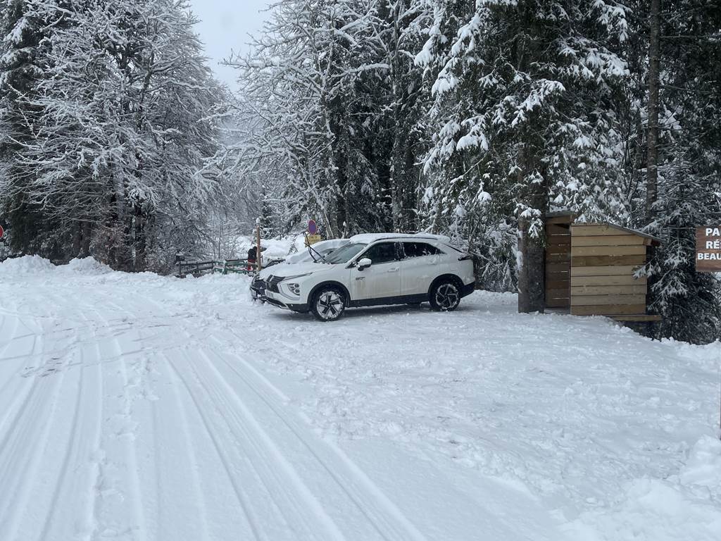 Parking privé de Beauregard au bout de la route. Elle est déneigée jusque là. Equipement spéciaux nécessaires en cas de neige fraiche.