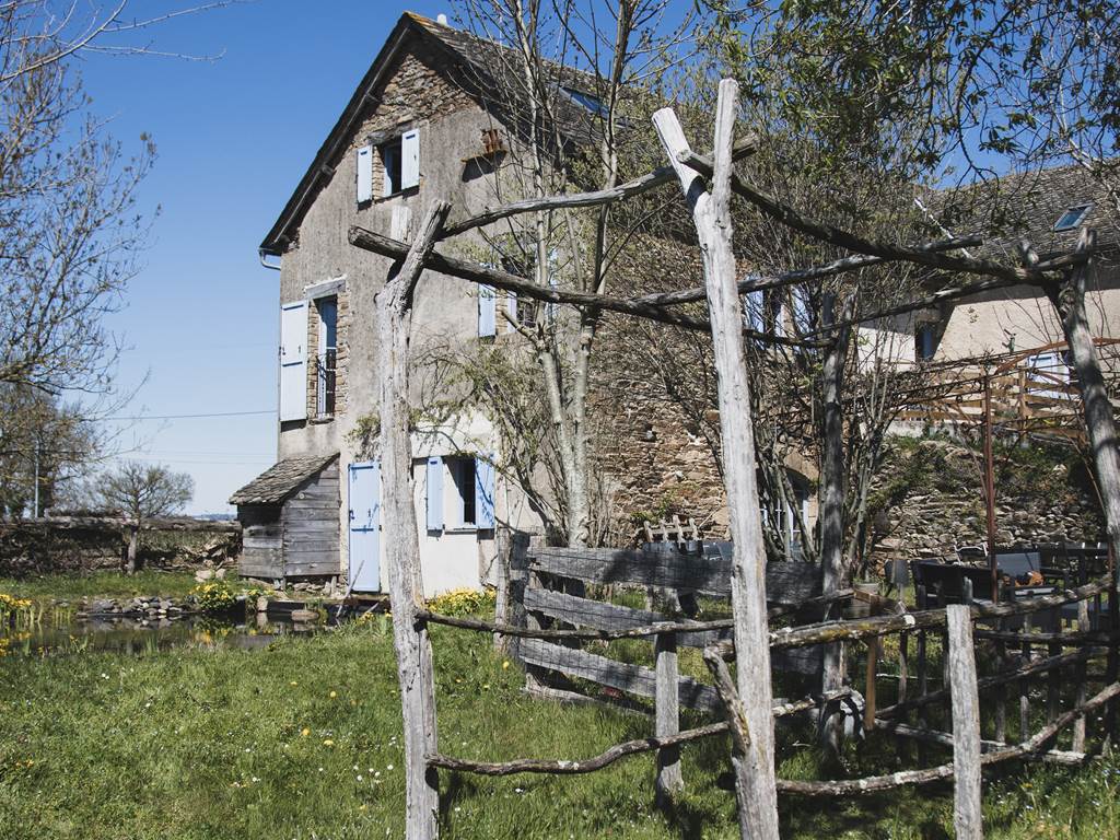 gite-maison-hotes-aveyron-jardin-rustique
