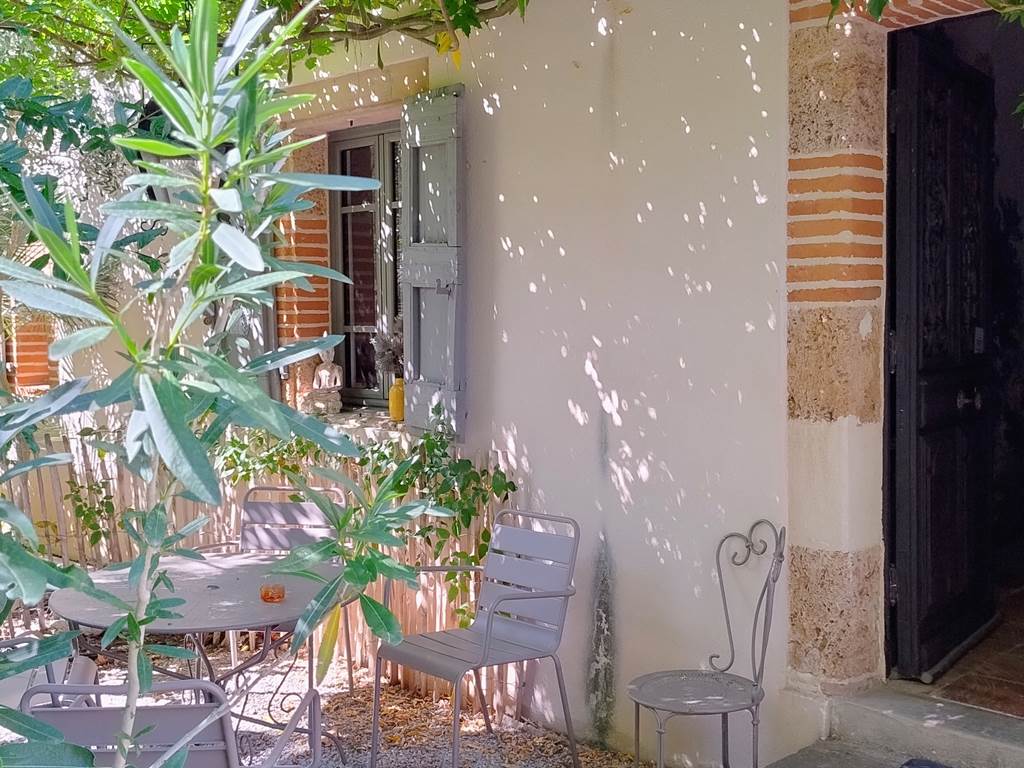 16-bis-gite-hotel-marssac-repas-jardin