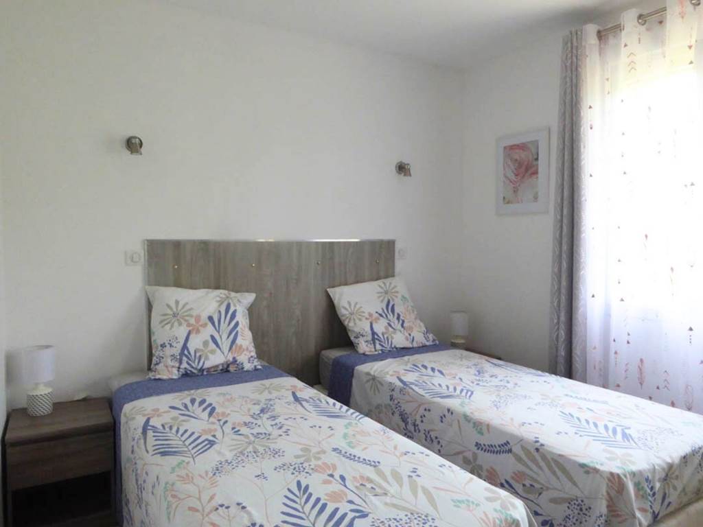 Ambroisie lit chambre côté cours