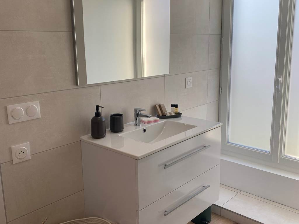 appartement-meuble-cambo-les-bains-salle-de-bain.jpg