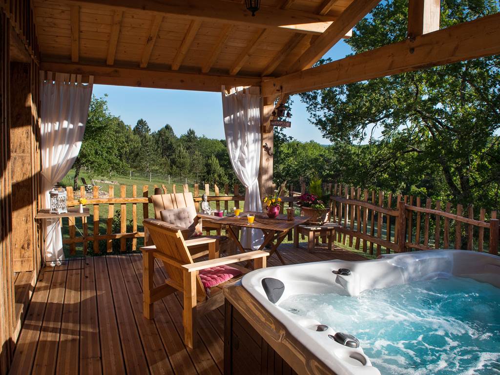 La cabane EPICEA, sa terrasse et son SPA privatif
