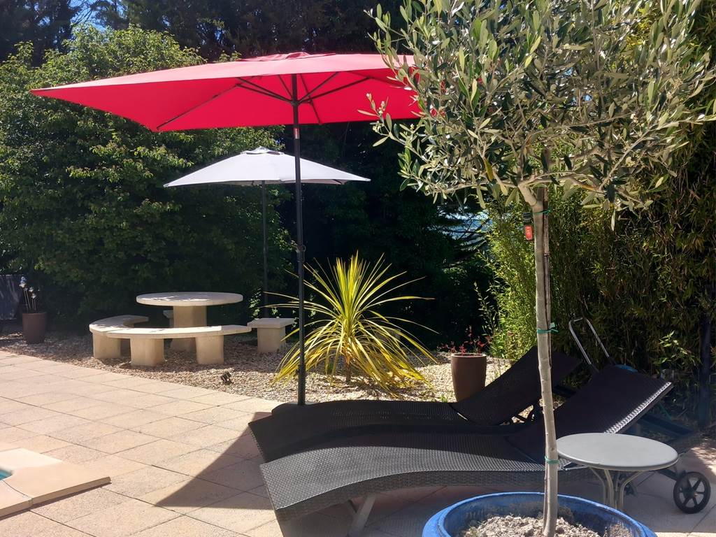 Chaises longues et parasols