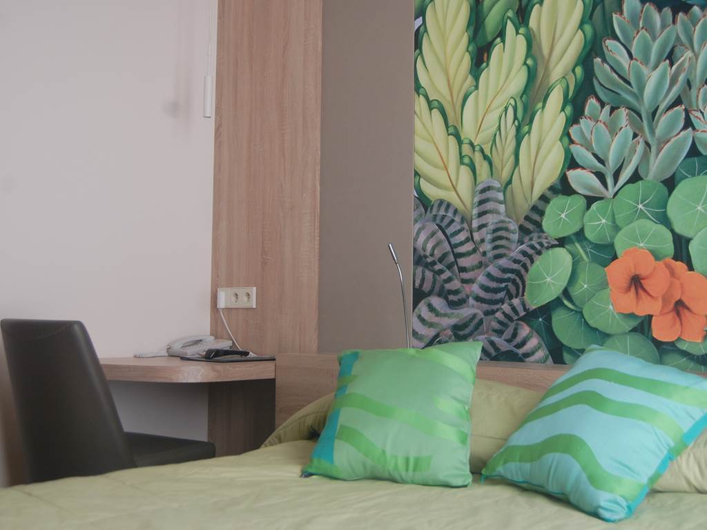 Chambre grand lit hôtel près du jardin du Luxemboug