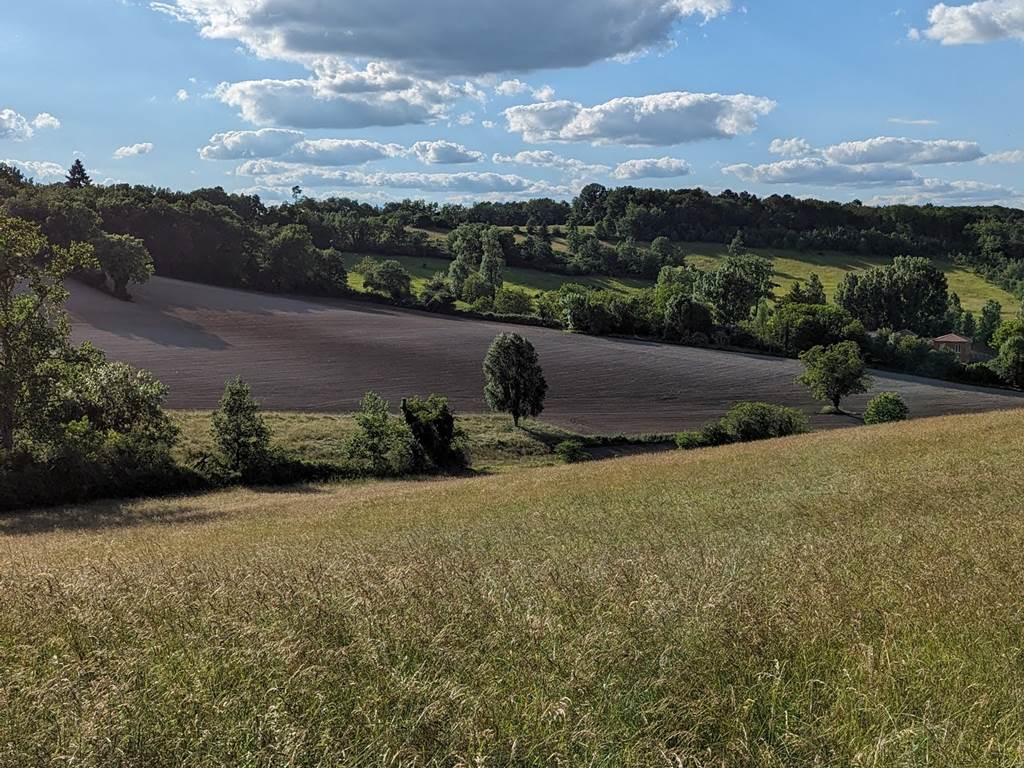 La campagne et les collines verdoyantes