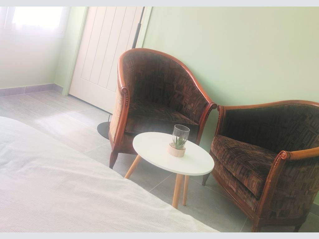 Un espace détente tout en douceur Ambiance reposante et meubles choisis pour leur charme ancien, parfait pour une parenthèse paisible au cœur de La Flotte.