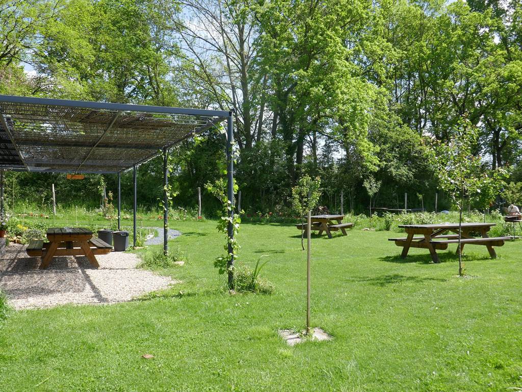 Pergola du gîte avec grande table