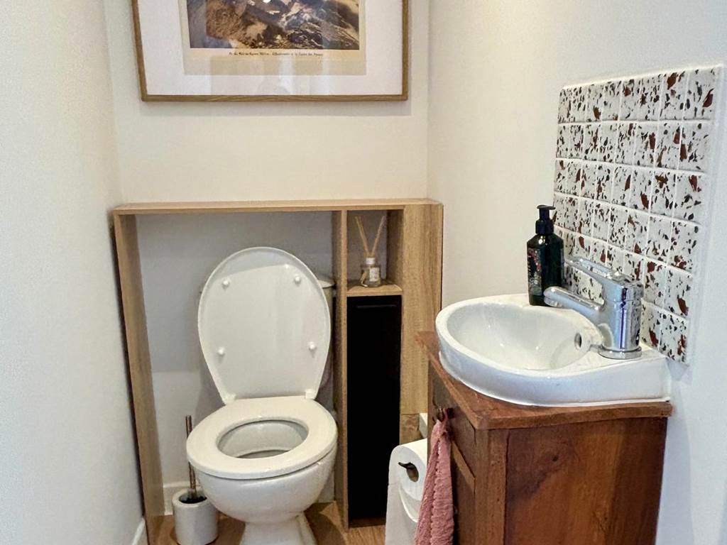 Mezzanine: WC
