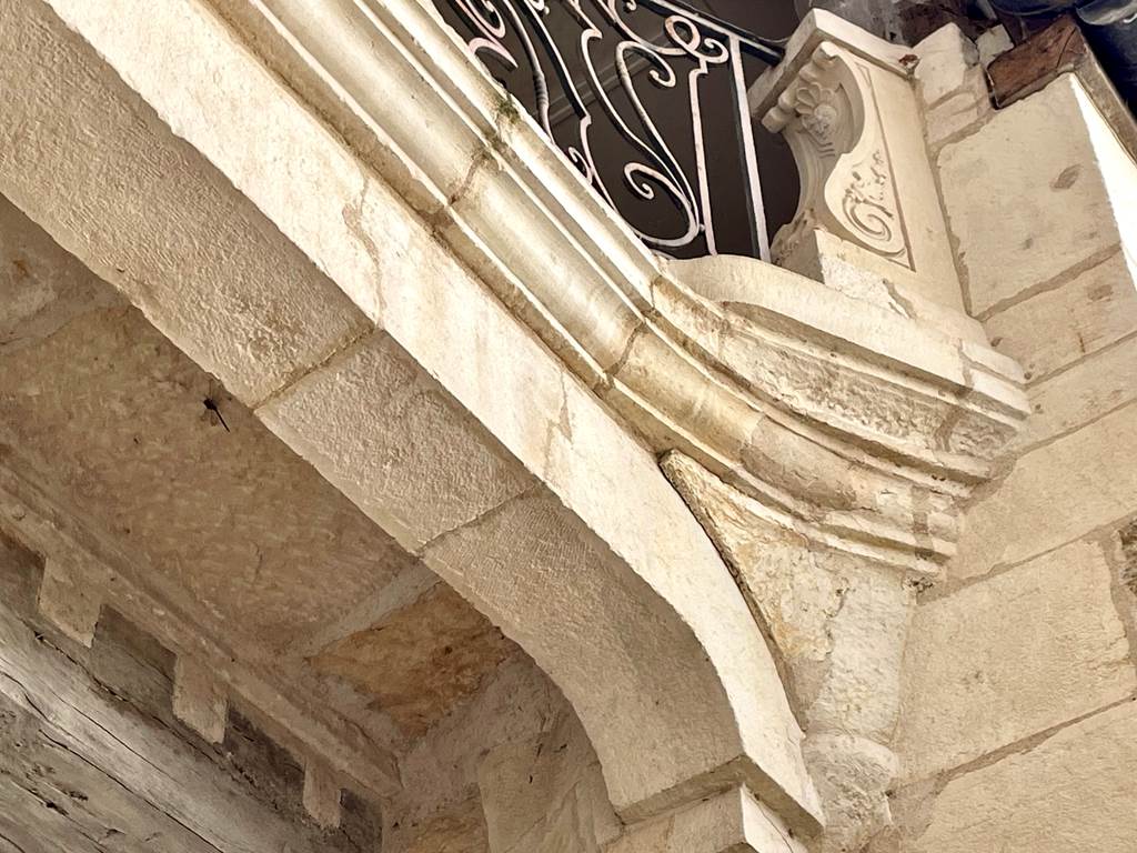 Detail_architecture_bourgogne_hotel_particulier_semur_en_Auxois