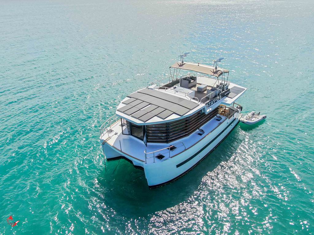 lodge-flottant-bateau-au-mouillage-trois-ilets-martinique-anse-mitan