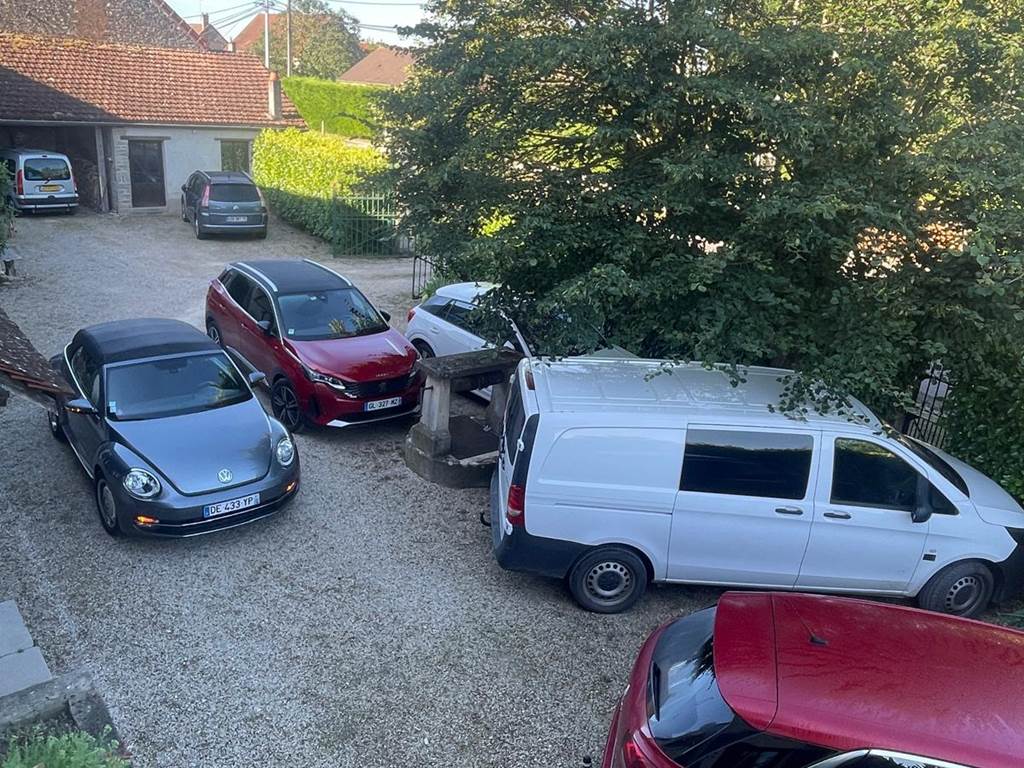 parking privé dans la cour avant